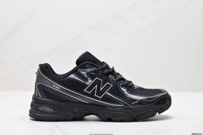 公司级New Balance Nb5740系列 凭借多种严选的优质素材重塑出让人耳目一新又充满层次感的革新中低结构。为呼应90年代的巨大化潮流，鞋侧也点题采用了
