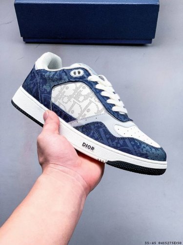 集图 Dior 迪奥 年春季新品B57运动休闲鞋！这款中号B57是对已成为 Dior 标志的经典篮球鞋的重新诠释。采用光滑的蓝色和奶油色小牛皮搭配米色绒面革制成