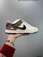 公司级Supreme X Nike Dunk Low 米棕双小勾 此款主张打破传统的工业化流水线设计限制，以Made By Ideas的超级创意为理念，集结众多