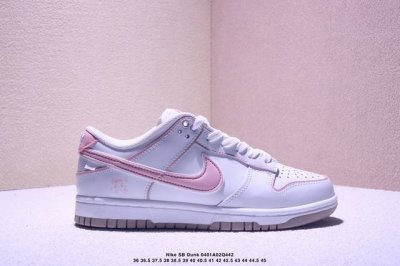 260 Nike Dunk 此款主张打破传统的工业化流水线设计限制，以Made By Ideas的超级创意为理念，集结众多潮流设计师，结合时下最Ing潮流风尚，