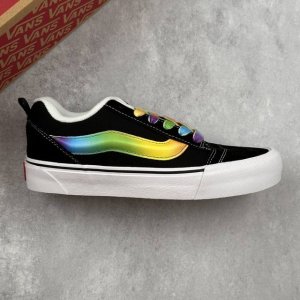 本地 核心私 万斯 Vans Knu-Skool 面包鞋 坎普尔 茱利安系列低帮复古硫化休闲运动板鞋“肥胖版大Logo” 要说整个年最为热门的鞋型之一， 面包鞋