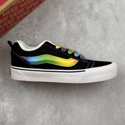 本地 核心私 万斯 Vans Knu-Skool 面包鞋 坎普尔 茱利安系列低帮复古硫化休闲运动板鞋“肥胖版大Logo” 要说整个年最为热门的鞋型之一， 面包鞋