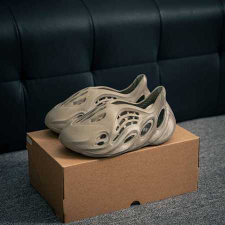 120 核心私 椰子Slide侃爷同款 灰棕 Yeezy凉拖鞋 夏季洞洞鞋 一字拖外穿沙滩鞋 尺码: 36 36.5 37.5 38 38.5 39 40 40 - 点击图像关闭