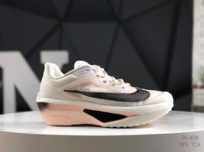 220 nk Zoom Fly 6 耐克超弹轻盈跑步鞋 鞋款搭载 Flyknit 材料 打造出众弹性 易于穿脱。采用React技术 轻盈耐穿泡绵打造,铸就出众回