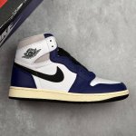 本地510 核心私 air Jordan 1 Retro High Og 高帮 蓝白黑 Aj1 乔丹1代 乔丹篮球鞋系列 鞋身采用了蓝色和白色的组合，鞋面采用白
