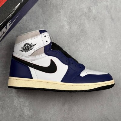 本地510 核心私 air Jordan 1 Retro High Og 高帮 蓝白黑 Aj1 乔丹1代 乔丹篮球鞋系列 鞋身采用了蓝色和白色的组合，鞋面采用白