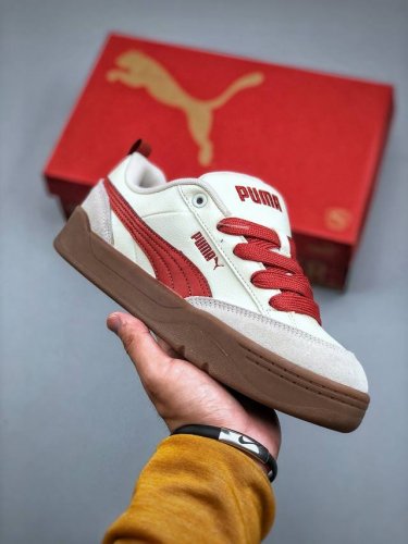 puma park Lifestyle 米白红彪马防滑耐磨低帮德训板鞋孔眼底座和脚趾凸起由猪八革材料制成 支持侧踏时的踏步工作 即使在健身房等使用环境中也能确保