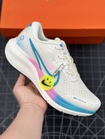 核心私 公司级耐克nike Air Alphazoom网面透气跑步鞋 兼顾迅疾外观和稳固脚感 后跟覆面和中足动态支撑巧妙融合 缔造稳定顺畅的迈步体验 采用密度更
