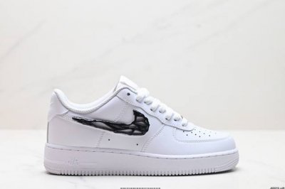 公司级耐克Nike Air Force 1’07空军一号低帮百搭休闲运动板鞋。柔软、弹性十足的缓震性能和出色的中底设计，横跨复古与现代的外型结合，造就出风靡全球