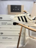song For The Mutex Adidas Originals superstar 82 舒适薄底防滑耐磨低帮板鞋 整体配色 是黑色 但是呢带一些上霉做