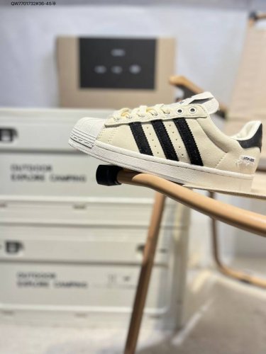 song For The Mutex Adidas Originals superstar 82 舒适薄底防滑耐磨低帮板鞋 整体配色 是黑色 但是呢带一些上霉做
