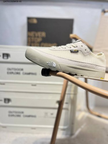 thenorthface北面 鞋面采用进口飞织弹力面柔韧性和舒适性简直无法言喻鞋底采用Md底 回弹减震效果 上脚像踩棉花糖 有效减少运动时候的摩擦Nf0A8Ad
