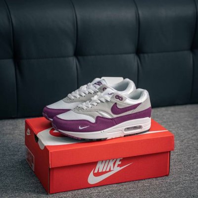 核心私 Nike Air Max 1 耐克气垫 缓震 耐磨运动鞋 鞋身材质均选择皮革 织物 麂皮多种材质覆盖 保证质感的前提下 层次感也相当不错 带有开窗式 A