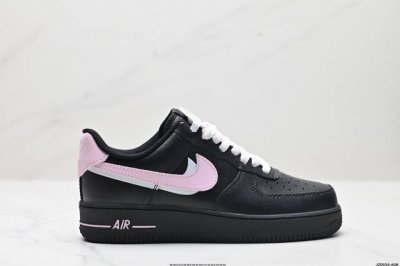 真标耐克Nike AIR FORCE 7 空军一号低帮百搭休闲运动板鞋。柔软、弹性十足的缓震性能和出色的中底设计，横跨复古与现代的外型结合，造就出风靡全球三十多