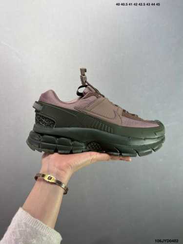 公司级耐克Nike Zoom Vomero Roam 马拉松复古跑五代休闲运动慢跑鞋 采用环保纤维革饰片组合网眼布鞋面材质 升级正确后跟Tpu加固 耐弯折热塑框