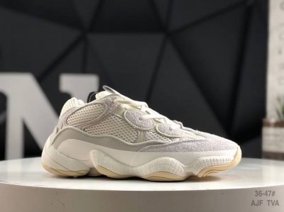 180 真标带半码阿迪达斯 Yeezy Desert Rat 椰子500 运动鞋鞋面采用皮革、磨砂小牛皮、麂皮和网眼三种材质打造，以复古气息 十足的 Adipr