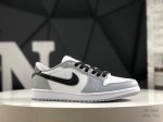 真标带半码耐克 乔丹Air Jordan 1 Low Aj1 乔1 乔丹1代Aj1 低帮复古文化休闲运动篮球鞋。该鞋款从 1985 年元年款汲取设计灵感，焕新演
