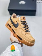 公司级带半码耐克Nike AIR FORCE 7 空军一号低帮百搭休闲运动板鞋。柔软、弹性十足的缓震性能和出色的中底设计，横跨复古与现代的外型结合，造就出风靡全