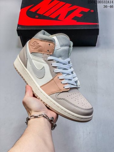 真标耐克女款运动板鞋 Nike Air Jordan 1 Retro High Og 乔丹一代Aj1 乔1 Aj1 篮球鞋复刻运动鞋。皮面高帮板鞋的设计灵感源自
