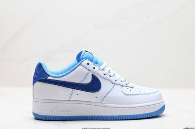 真标耐克Nike Air Force 1“07空军一号低帮百搭休闲运动板鞋。柔软、弹性十足的缓震性能和出色的中底设计，横跨复古与现代的外型结合，造就出风靡全球三