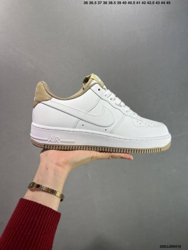 真标耐克Nike Air Force 1‘07 空军一号低帮百搭休闲运动板鞋。柔软、弹性十足的缓震性能和出色的中底设计，横跨复古与现代的外型结合，造就出风靡全球