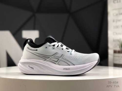 asics 亚瑟士 Gel-Nimbus 26稳定跑鞋鞋面采用双层提花网面设计，提高包裹性和透气性，后跟搭载稳定系统科技T-Gel提升整体支撑力和结构感，减少对