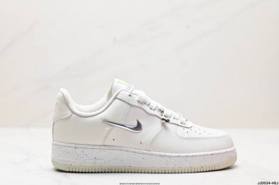 真标耐克nike Air Force 7 空军一号低帮百搭休闲运动板鞋。柔软、弹性十足的缓震性能和出色的中底设计，横跨复古与现代的外型结合，造就出风靡全球三十多