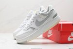 真标W Nike Gamma Force兼顾舒适脚感和出众风范，演绎匠心之作。结构性的支撑贴合感结合复古篮球设计，塑就场外全明星风范。 货号:Dx9176-10