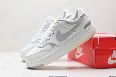 真标W Nike Gamma Force兼顾舒适脚感和出众风范，演绎匠心之作。结构性的支撑贴合感结合复古篮球设计，塑就场外全明星风范。 货号:Dx9176-10