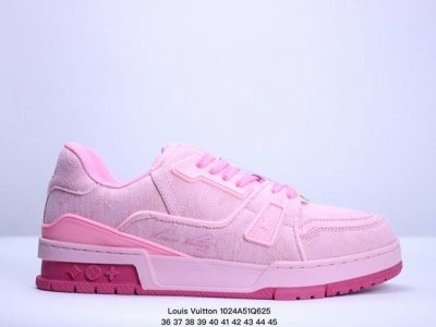 Louis Vuitton Trainer Sneaker 路易威登低帮休闲鞋 艺术总监 Virgil Abloh 设计的路易威登手写标识则于侧面彰显品牌格调.