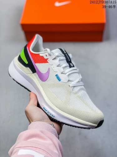 公司级 耐克 Nike Zoom Winflo 25 登月25代 跑鞋透气缓震疾速跑鞋 采用透气网眼鞋面搭配外翻式鞋口，为脚跟区域营造出色舒适度，而在鞋底部分，