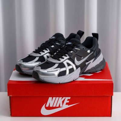 核心私 Nike V2K Run 减震防滑复古低帮跑步鞋 材质上使用大面积网眼 皮革 Tpu 组成 支撑和透气性肯定不错 中底处由 Cushlon 泡绵打造 保