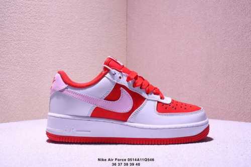 简介：耐克Nike Air Force 1 Low 空军一号 气垫 低帮百搭休闲运动板鞋。柔软、弹性十足的缓震性能和出色的中底设计，横跨复古与现代的外型结合，造
