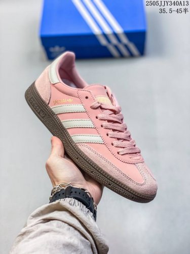阿迪达斯 Adidas Handball Spezial 低帮三叶草学院风复古休闲板鞋 德训鞋 橡胶底柔软皮革经典运动鞋板鞋。圆头、缝合拼接设计、正面绑带、鞋舌