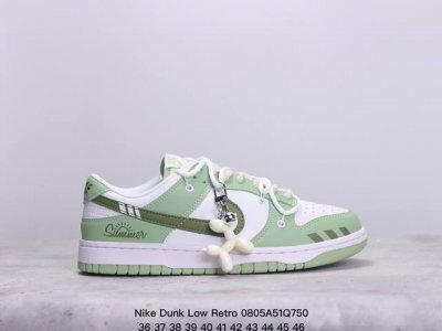 耐克 Nike Dunk Low Retro 运动鞋复古板鞋 双鞋带 解构绑带 含挂饰，作为 80 年代经典篮球鞋款，起初专为硬木球场打造，后来成为席卷街头的时