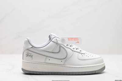 真标耐克nike Air Force 7 空军一号低帮百搭休闲运动板鞋。柔软、弹性十足的缓震性能和出色的中底设计，横跨复古与现代的外型结合，造就出风靡全球三十多