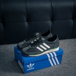 核心私 Adidas Originals Sl 72 Og 超轻便透气复古慢跑鞋 鞋头的设计饱满圆润 鞋面是翻毛皮和尼龙材质结合 上脚舒适柔软 橡胶大底非常耐磨