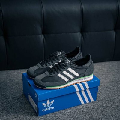 核心私 Adidas Originals Sl 72 Og 超轻便透气复古慢跑鞋 鞋头的设计饱满圆润 鞋面是翻毛皮和尼龙材质结合 上脚舒适柔软 橡胶大底非常耐磨