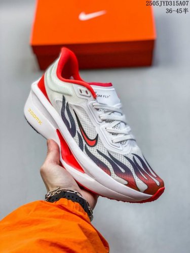 nike Air Zoom Rival Fly 6 超轻跑步鞋 织物减震轻盈跑步鞋 内置真碳 纯原版本 该鞋款专为训练和竞速而生 助力疾速畅跑 采用柔软的泡绵缓