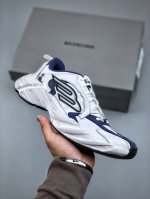 Xa版 Balenciaga巴黎世家16代 Monday 其前卫的设计、夸张的体积和反光细节赋予其特别的轮廓 采用头层牛皮材质制成，带来良好脚感，外观全新造型，