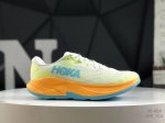公司级带半码小红书推荐Hoka M Rincon 4全新配色 这个品牌来自于新西兰的毛利语，Hoka表示大地，One One表示飞越，连起来就是飞越地平线，On