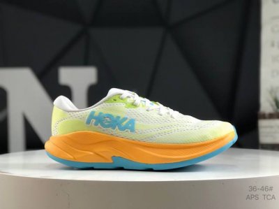 公司级带半码小红书推荐Hoka M Rincon 4全新配色 这个品牌来自于新西兰的毛利语，Hoka表示大地，One One表示飞越，连起来就是飞越地平线，On