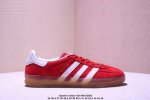 阿迪达斯 Adidas Originals Gazelle Indoor复古三叶草防滑透明橡胶板鞋经典运动鞋。这款经典鞋,忠于原版设计,缀撞色三条纹和鞋跟饰片。