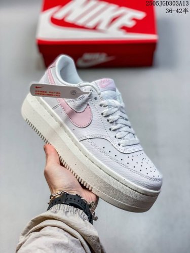 nike Court Vision Alta 百搭单品 正宗篮球外观和街头服饰精神的完美结合,这款绝对流行的款式结合了纹理皮革鞋面和鞋底楔形鞋底，提供舒适和时尚