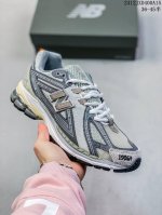 New Balance M 6系列 复古单品宝藏老爹鞋款复古元素叠加 质感超级棒 楦版型材料细节做工精细 作为nb最经典的档案鞋型之一 与2002一样， 6有着