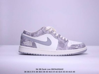 耐克 Nk Sb Dunk Low *联名 高端定制 低帮休闲运动板鞋独家版型，柔软高端皮革鞋面，棕白灰勾配色，冲击视觉的同时，带来舒适脚感体验 #定制鞋盒 大
