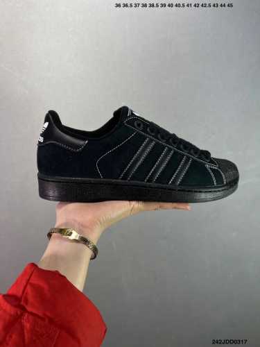 130 ad Originals Superstar 经典复古贝壳头板鞋 Jh5470 诞生于1969年 是第一双将全皮面鞋 身与橡胶鞋头结合在一起的低帮篮球鞋