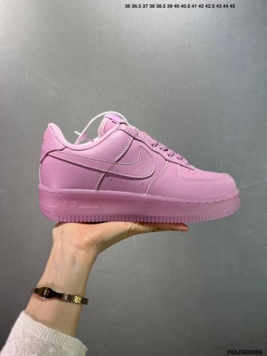 160 Nike Air Force 1 Low 空军一号低帮百搭休闲运动板鞋。柔软、弹性十足的缓震性能和出色的中底设计，横跨复古与现代的外型结合，造就出风靡全