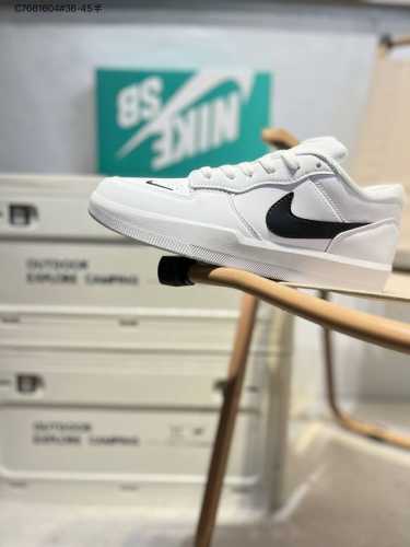120 耐克Nike Sb Force 58 运动滑板鞋。这是一款将前沿创新带入街头的单品，它具有硫化杯底，具有出色的耐用性和灵活性。使用柔软皮革和帆布拼接，在