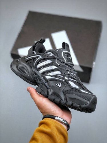 adidas Xlg Runner Deluxe Cny 轻机甲赛博复古休闲运动老爹鞋 公司级原楦纸板数据开发 铸造原味鞋型。耐磨防撕裂面料和Rpu后跟结构，皮